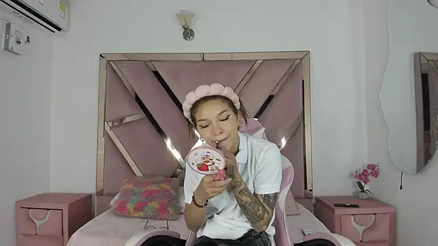 Snapshot of Angell_cherryht chatting on 05.25.26 Angell cherryht online show from 05.25.26