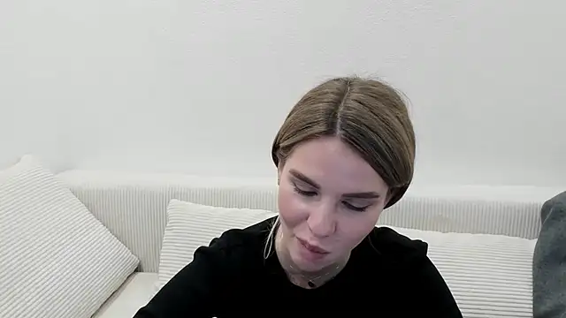 Snapshot of MollyCem chatting on 03.10.26 MollyCem online show from 03.10.26