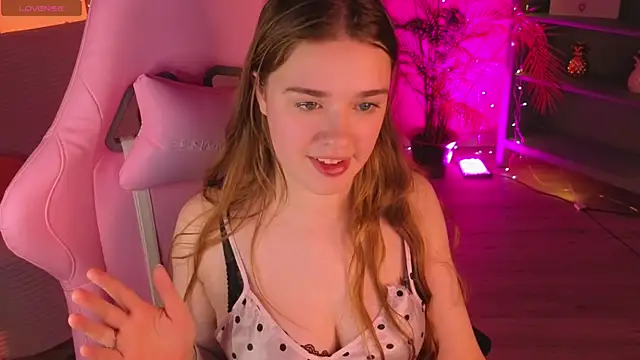 TiffanyVex online show from 04.18.26