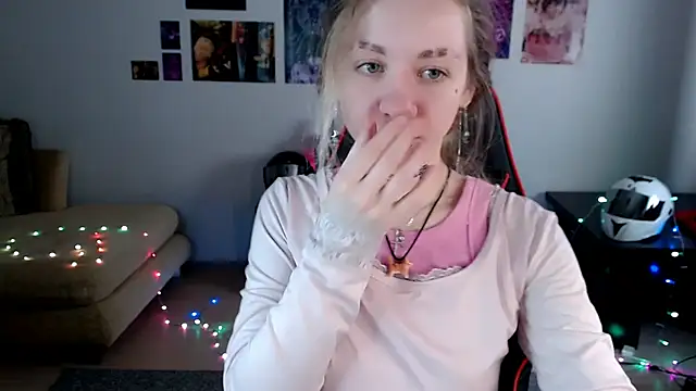 Nica Kawaii online show from 04.13.26