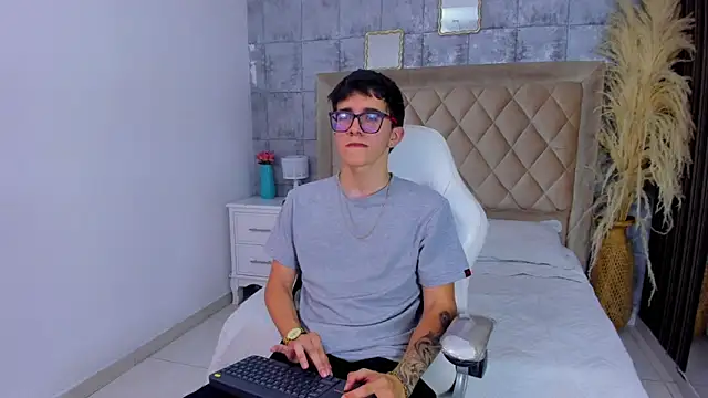 TylerCross  online show from 04.08.26