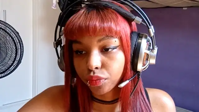 Snapshot of emilycloves chatting on 03.16.26 emilycloves online show from 03.16.26