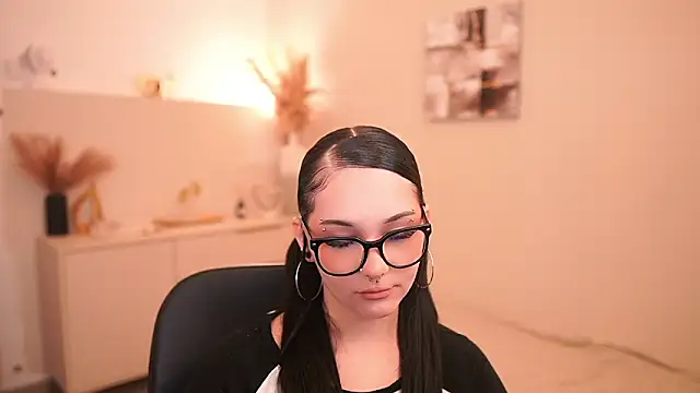 Snapshot of Ellediane18 chatting on 03.16.26 Ellediane18 online show from 03.16.26