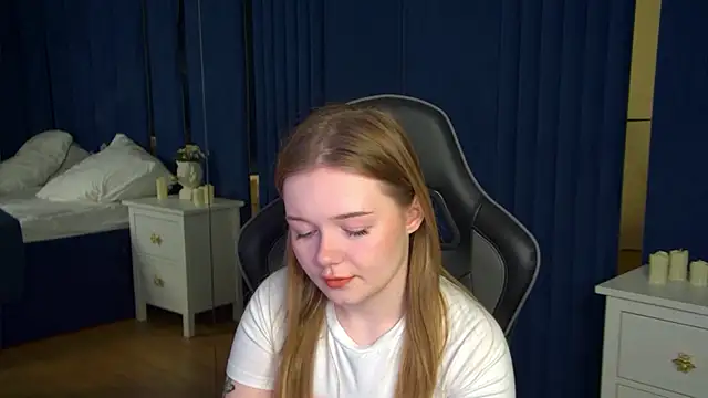 Snapshot of ElinaVale chatting on 05.20.26 ElinaVale online show from 05.20.26