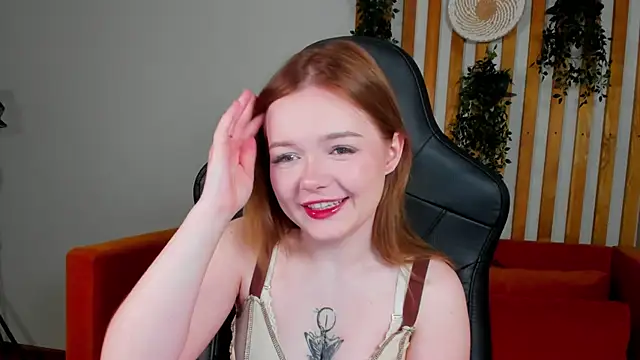 Snapshot of ElinaVale chatting on 06.19.26 ElinaVale online show from 06.19.26