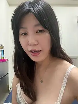 Snapshot of vivi131927 chatting on 05.18.26 vivi131927 online show from 05.18.26