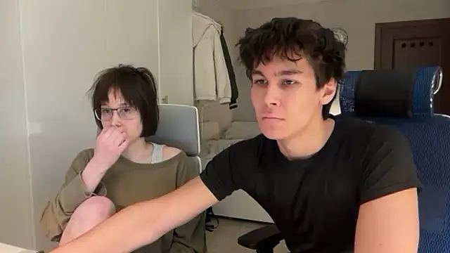 Snapshot of NanaVeel chatting on 03.30.26 NanaVeel online show from 03.30.26