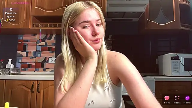 Snapshot of ivygenesis chatting on 04.17.26 ivygenesis online show from 04.17.26