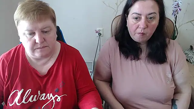 Snapshot of Lindy-Jeanie chatting on 05.02.26 Lindy-Jeanie online show from 05.02.26