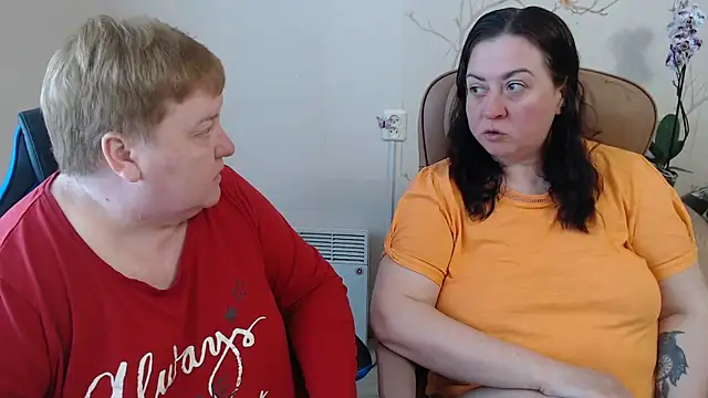 Snapshot of Lindy-Jeanie chatting on 05.07.26 Lindy-Jeanie online show from 05.07.26