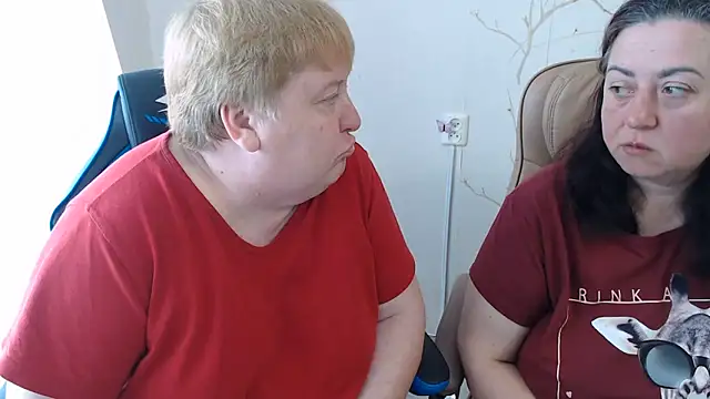 Snapshot of Lindy-Jeanie chatting on 06.11.26 Lindy-Jeanie online show from 06.11.26