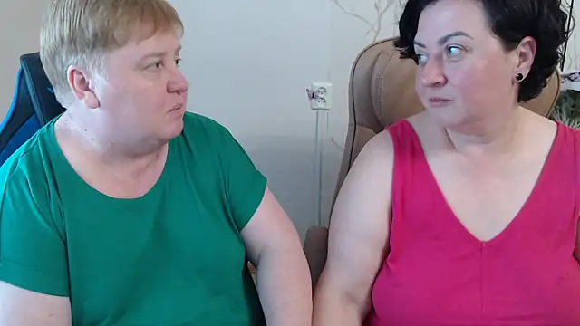 Snapshot of Lindy-Jeanie chatting on 06.16.26 Lindy-Jeanie online show from 06.16.26