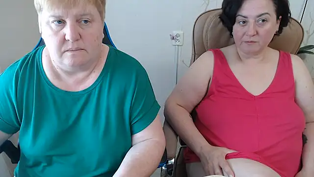 Snapshot of Lindy-Jeanie chatting on 07.11.26 Lindy-Jeanie online show from 07.11.26