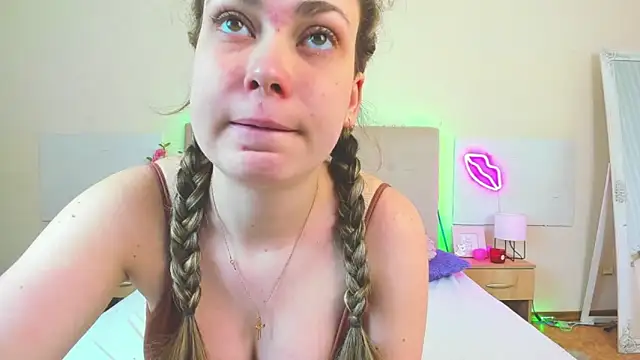 MelanieCuty online show from 04.18.26