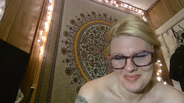 Snapshot of parabaddie chatting on 03.17.26 parabaddie online show from 03.17.26