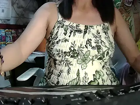 Snapshot of mommylicious_23 chatting on 06.21.26 mommylicious 23 online show from 06.21.26