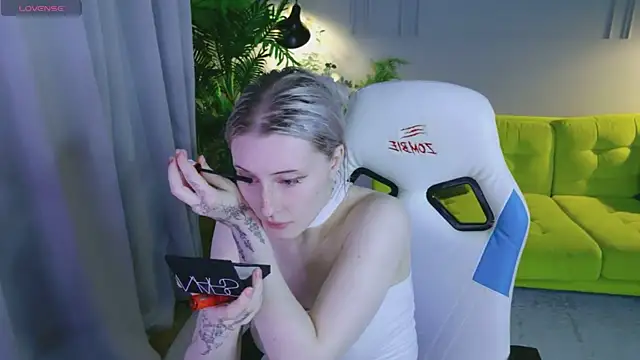 Snapshot of oh__lily chatting on 07.15.26 oh lily online show from 07.15.26