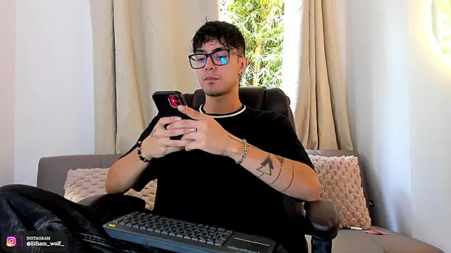 Snapshot of etham_wolf1 chatting on 04.28.26 etham wolf1 online show from 04.28.26