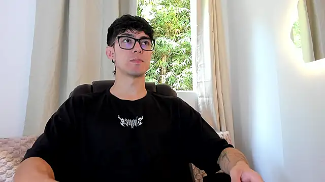 Snapshot of etham_wolf1 chatting on 05.06.26 etham wolf1 online show from 05.06.26