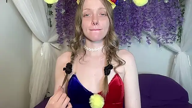 Snapshot of ElfGirlAna chatting on 05.13.26 ElfGirlAna online show from 05.13.26