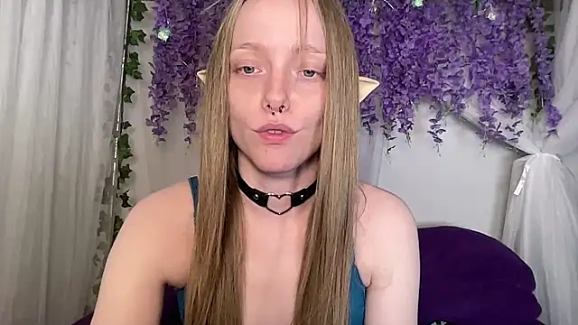 Snapshot of ElfGirlAna chatting on 06.17.26 ElfGirlAna online show from 06.17.26