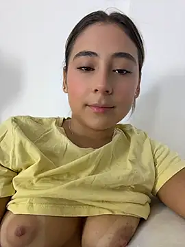 Snapshot of MelodyRey__ chatting on 05.11.26 MelodyRey online show from 05.11.26