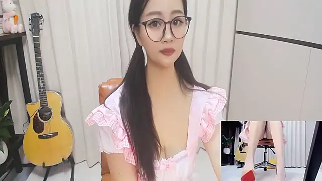 Snapshot of Latte-01 chatting on 06.01.26 Latte-01 online show from 06.01.26