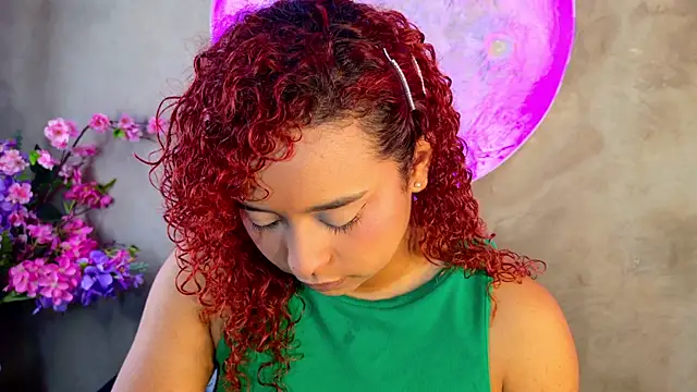 Snapshot of lara_curly chatting on 06.17.26 lara curly online show from 06.17.26