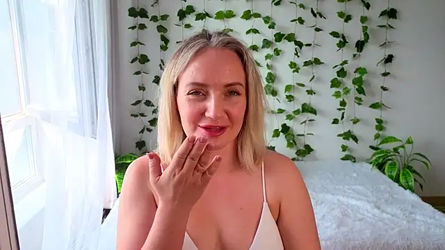 Snapshot of MonikFoxi chatting on 06.16.26 MonikFoxi online show from 06.16.26