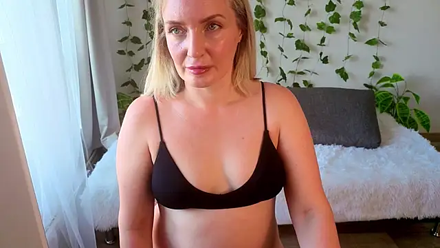 Snapshot of MonikFoxi chatting on 06.19.26 MonikFoxi online show from 06.19.26
