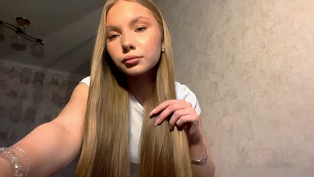 Snapshot of CarolineNine chatting on 04.02.26 CarolineNine online show from 04.02.26