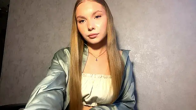 Snapshot of CarolineNine chatting on 04.18.26 CarolineNine online show from 04.18.26