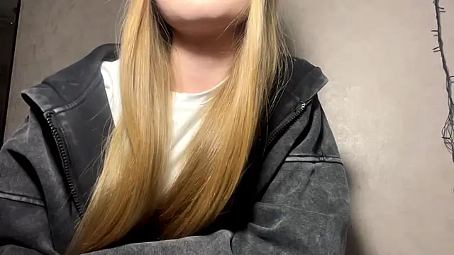 Snapshot of CarolineNine chatting on 04.28.26 CarolineNine online show from 04.28.26