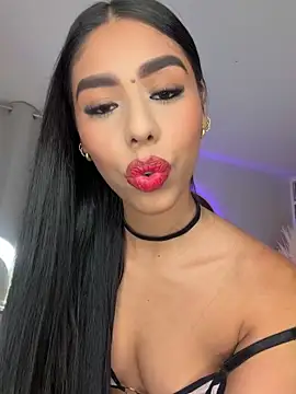 Snapshot of Rossie_Blooms chatting on 05.17.26 Rossie Blooms online show from 05.17.26