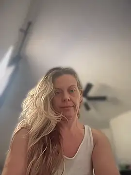 Snapshot of GwenWilde31 chatting on 06.26.26 GwenWilde31 online show from 06.26.26