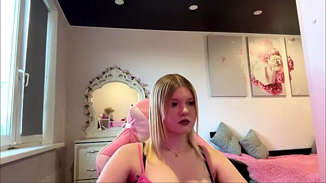 Snapshot of SweettAnny chatting on 06.28.26 SweettAnny online show from 06.28.26