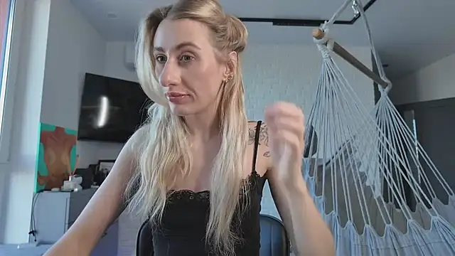 Snapshot of HEY_KITSUNKA chatting on 04.04.26 HEY KITSUNKA online show from 04.04.26