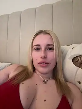 Snapshot of EloiseeUKK chatting on 03.23.26 EloiseeUKK online show from 03.23.26