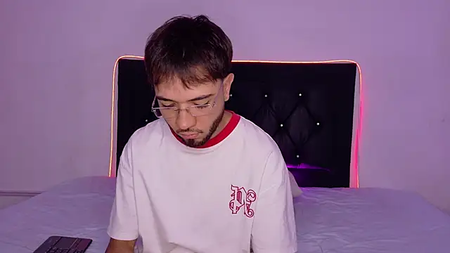 Snapshot of andymaxwell chatting on 03.25.26 andymaxwell online show from 03.25.26