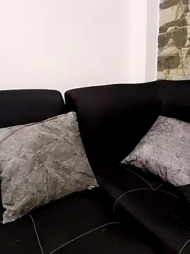 Yi Uzi online show from 05.26.26
