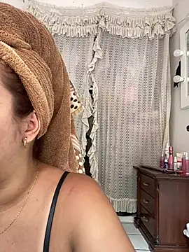 Snapshot of victoria_luxx_ chatting on 04.15.26 victoria luxx online show from 04.15.26