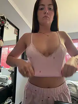 LolaSkyee online show from 06.10.26