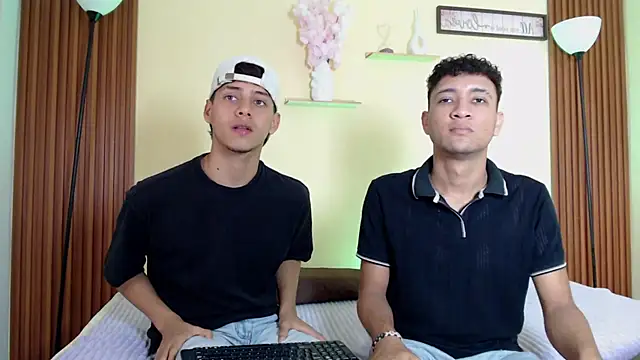 Snapshot of TwoHotTrouble_ chatting on 03.31.26 TwoHotTrouble online show from 03.31.26