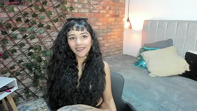 Hanna Clark   online show from 04.27.26