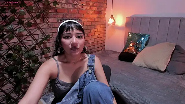 Hanna Clark   online show from 05.05.26