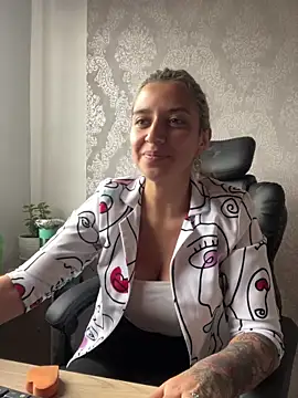Snapshot of Isabella_varella- chatting on 06.18.26 Isabella varella- online show from 06.18.26
