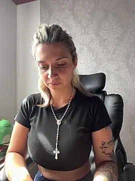Snapshot of Isabella_varella- chatting on 06.22.26 Isabella varella- online show from 06.22.26