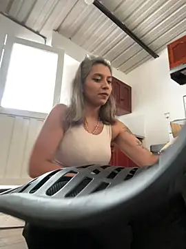 Snapshot of Isabella_varella- chatting on 06.23.26 Isabella varella- online show from 06.23.26