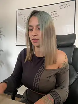 Snapshot of Isabella_varella- chatting on 07.21.26 Isabella varella- online show from 07.21.26