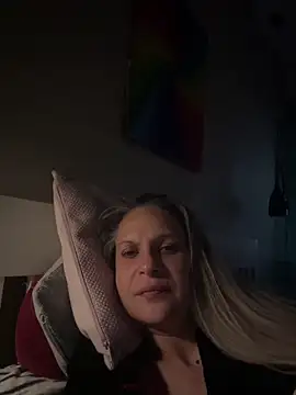 Snapshot of SweetLilTrouble chatting on 04.05.26 SweetLilTrouble online show from 04.05.26